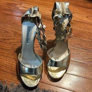 DESCRIPTION
Oscar de la Renta Leather Pumps
Gold & Metallic